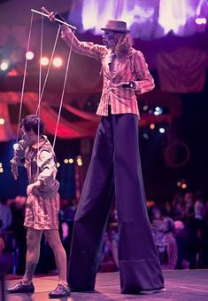 Stilt Walkers Circus, Human Marionette, Vintage Clown Makeup, Lucent Dossier, Clown Makeup Ideas, Haunted Circus, Stilt Costume, Stilt Walker, Pierrot Clown