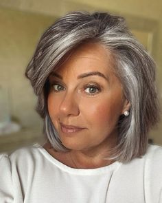 Pelo Color Ceniza, Corte Channel, Stylish Women Over 50, Chic Bob Hairstyles, Grey Transition, Grey Hair Color Silver, Chic Bob, Chic Short Haircuts