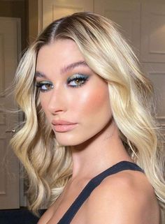 Green Eyeshadow Look, Eyebrow Trends, Celebrity Makeup Looks, Smink Inspiration, Green Makeup, Green Eyeshadow, Studio 54, Blue Eyeshadow, Blue Makeup