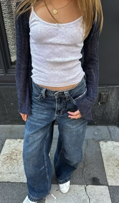 Plain Outfit Aesthetic, College Outfits Uk Aesthetic, School Outfits Fall Aesthetic, Tank Top Outfits With Jacket, Jean Outfit Inspo School, Insta Pic Outfit Ideas, Classy Female Outfits, Thrift Store Outfits Ideas Inspiration, Tank Top And Cardigan Outfits