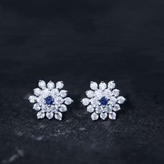 Productdetails
Verhoog je stijl met deze oogverblindende oorknopjes met bloemen, met een centrale ronde blauwe saffier, vergezeld van ronde moissanite. De zetting met tanden versterkt hun uitstraling, terwijl de contrasterende schittering van de moissaniet en de opvallende tint van de gecreëerde blauwe saffier een boeiend statement maken. Dankzij de schroefsluiting bieden deze statement-oorbellen zowel comfort als schoonheid in één prachtige verpakking.

Productinformatie

SKU
SHP-OORBELLEN082210126


Gewicht
1,68 g (bij benadering)



LAB GEMAAKT BLAUWE SAPPHIRE-INFORMATIE

Aantal stenen
2 stuks


Totaal gewicht
0,08 karaat (bij benadering)


Afmeting (ongeveer)
Rond-2X2 mm-2 stuks


Kleur
Blauw


Snijden
Briljant


Vorm
Rond


Instellingstype
Pronginstelling


Kwaliteitsgraad
AAAA



MOI Statement Stud Earrings, Flower Stud Earrings, Flower Stud, Signature Jewelry, Round Moissanite, Timeless Jewelry, Flower Earrings Studs, Flower Studs, Conflict Free Diamonds