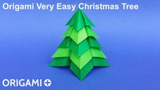 an origami christmas tree on a blue background with the words sapin de noel tres facile en origini