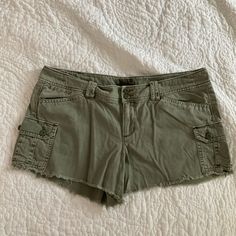 American Eagle Green Cargo Size 10 Shorts | Gently Used Pjo Characters, Green Cargos, Green Cargo Shorts, Shorts American Eagle, Green Cargo, Shorts Womens, Design Inspo, Costa Rica, Cargo Shorts