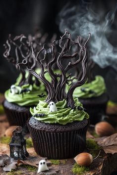 Haunted Forest Cupcakes with Spooky Chocolate Trees Halloween Cupcake Display, Spooky Halloween Cupcakes, Spooky Halloween Cupcakes Ideas, Creepy Halloween Cupcakes, Fantasy Dessert, Halloween Chocolate Cake Decoration, Halloween Themed Cupcakes, Cupcake Decoration Ideas, Halloween Cupcakes Ideas