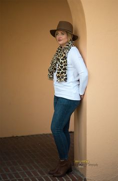 basic tee and jeans with a wool felt hat and scarf Cute Jeans Outfit, Easy Fall Outfits, Outfit With Hat, Over 40 Fashion, Fall Workwear, Chic Autumn, Southern Women, Burgundy Jeans, Cute Outfits With Jeans