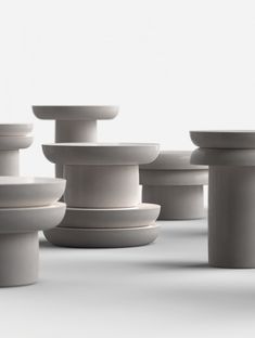 a group of white bowls and plates sitting next to each other