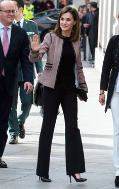 Queen Letizia Outfits, Style Kantor, Business Outfit Ideas, Queen Letizia Style, Outfit Ideas For Black Women, Chic Prints, Tv Interview, Letizia Of Spain