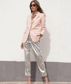 Silver Pants, Autumn 2022, Coachella Outfit, 50 Style, Over 50 Womens Fashion, Neutral Outfit, Fashion Night, Fashion Over 50, Street Style Looks