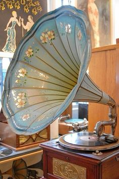 an old fashioned record player sitting on top of a table