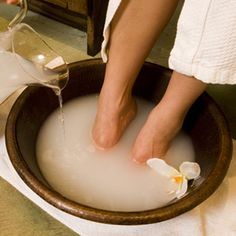 One of the best softening, detoxifying foot soaks ever! Fill a large bowl with warm water and add 1 cup apple cider vinegar with 1 cup Epsom salt. Soak your feet for 10-15 minutes, rinse and lightly scrub with pumice stone. Then say hello to gorgeous feet :) Acrylic Nails Natural, Foot Soaks, Foot Soak, Pumice Stone, Beauty Remedies, Homemade Remedies, Epsom Salt, Beauty Recipe, Homemade Beauty Products