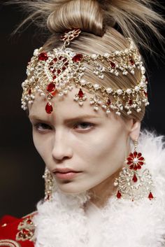 Natasha Poly at Alexander McQueen RTW F/W 2008 Natasha Poly, Head Pieces, House Targaryen, Head Piece, Turbans, Beauty And Fashion, Coco Chanel