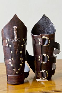 #bracer #knife Mode Steampunk, Leather Armor, Fantasy Costumes, Leather Projects, Steampunk Fashion, Fantasy Clothing, Fantasy Fashion, Character Outfits, Larp