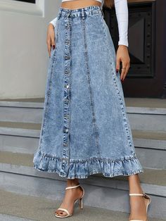 "Casual and Chic: Denim Skirt Looks You'll Love" Skirt Elegant, Ladies Denim, Graduation Outfits, Denim Outfits, Denim Clothing, Skirt Denim, Denim Skirt Women, Summer Concert, Skirt Midi