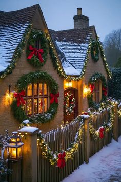 English country christmas aesthetic captured in a snowy evening scene with decorated cottage and pathway Vintage Christmas Lights On House, Xmas Aesthetic Vintage, Country Christmas Table Settings, Country Christmas Mantle, Christmas Fence Decorations, Country Christmas Tree Ideas, Country Christmas Aesthetic, Country Christmas Kitchen, Country Christmas Decor Ideas