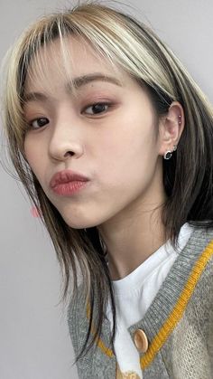 Ryujin Ear Piercing, Girls Ear Piercings, Ryujin Oreo Hair, Korean Ear Piercing, Oreo Aesthetic, Ear Piercing Aesthetic, Oreo Hair, Piercing Aesthetic