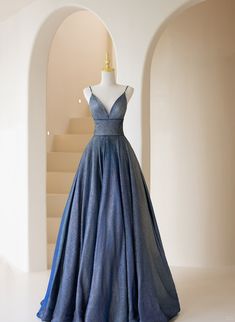 Cinturini a V-gine blu bassa schiena abito da ballo a-line, abito da sera lungo blu
Cinturini a V-gine blu bassa schiena abito da ballo a-line, abito da sera lungo blu Blue V-neck Prom Gown, Blue A-line Maxi Dress For Prom, Blue V-neck Maxi Dress For Prom, Blue A-line Maxi Dress With Fitted Bodice, Elegant Blue A-line V-neck Dress, Blue Fitted V-neck Dress, Fitted Blue V-neck Prom Dress, Blue Fitted V-neck Prom Dress, Blue Fitted V-neck Dress For Prom