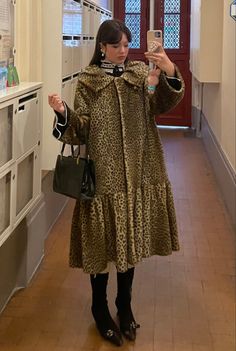 Leopard Coat Outfit, Early 70s Fashion, Leopard Print Coat, Fall 24, Fashion Baby, Inspiration Mode, Winter 2024, Fit Check, Fall 2024