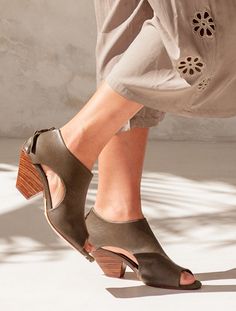 Elegant and modern, the Jaipur Heel Boot offers both style and comfort with its unique design and attention to detail. The suede-covered sole ensures a soft and luxurious feel for comfortable wear all day, while the boot provides support and stability for confident striding. -Natural leather lining -Lightly padded footbed-Leather and wooden outsole-Zipper Leather ankle strap-Leather cover design upper-Open toe style Winter Flats, Designer Leather Bags, Open Toe Boots, Heel Boot, Western Look, Midnight Black, Fall Shoes, Handbag Shoes, Boots Outfit