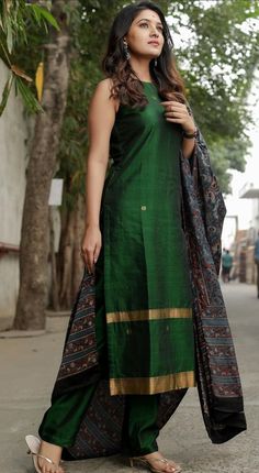 Dark Green Kurti, Chudidhar Designs, Vani Bhojan, Green Kurti, Kurti Embroidery, Churidar Designs, Silk Kurti