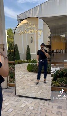 a woman taking a selfie in front of a mirror with the words des wedding on it