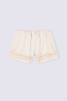 Shorts in light stretch silk satin embellished with a small lace ruffle. Beige Lace Trim Sleepwear, Sleep Shorts With Lace Trim, V-neck Sleepwear With Lace Trim For Relaxation, V-neck Stretch Sleepwear With Lace Trim, Cotton Sleepwear With Built-in Shorts, Undershirt Tank Top, Mix & Match, Strapless Bralette, High Waisted Briefs