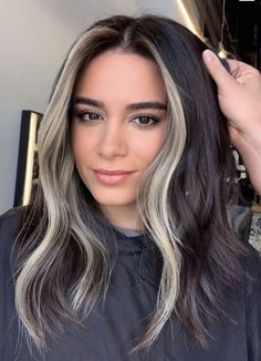 Black Hair With Blonde, Hairstyles Anime, Medium Hairstyle, Black Hair Balayage, Hair With Blonde Highlights, Dark Hair With Highlights, Penteado Cabelo Curto, Brown Blonde Hair