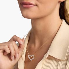 Both pretty and personal, this romantic 14k white gold heart necklace showcases an outline of brilliant round diamonds suspended from a classic cable chain. White Gold Heart Necklace, Necklaces Blue, Perfect Heart, Pearl Jewelry Gift, Pearl Bracelet Gold, Heart Necklaces, Platinum Rose Gold, Heart Shaped Jewelry, Heart Necklace Diamond