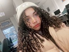 #cute #hat #cold #winter #curlyhairstyles Curly Hair With Beanie, Curly Hair Beanie, Bennies Hats, Beanie Hairstyles, Cute Curly Hairstyles, White Beanies, Cute Hat, Hat Style, Quick Hairstyles