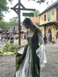 Ren Faire Dress, Irish Costume, Medieval Festival, Medieval Dresses, Wonder Woman Costume, Stylish Short Dresses