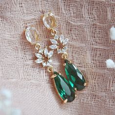 Emerald Green Earrings Boho Bridal Earrings Woodland - Etsy Green Wedding Earrings, Gold Jewlry, Boho Bridal Earrings, Emerald Green Necklace, Boho Bridal Jewelry, Prom Outfit, Bridesmaids Earrings, Emerald Green Weddings, Emerald Green Earrings