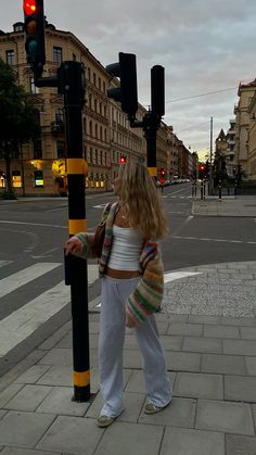 Fall Outfit Women, Outfit Stockholm, Aesthetic Ropa, Madrid Outfits, Sweater Off Shoulder, Shoes Classy, Women Outfit Ideas, Spain Outfit, 00s Mode