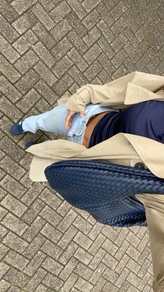 Stockholm Outfits Winter, Stockholm Fashion Aesthetic, Fall Blue Aesthetic, Belgium Outfits, Amsterdam Style, Trenchcoat Style, Look Formal