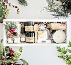 Großes Wunderschönes Spa Geschenk Set!  - Massivholzbox mit handgefertigten Premium-Badekörperprodukten! 💟Wunderschöne Seifenleiste - Hergestellt aus roher Shea- und Kakaobutter, biologischem Oliven- und Kokosnussöl extra vergine sowie Tonerde. Gibt einen schönen cremigen und schaumigen Schaum! Beduftet mit ätherischen Ölen und / oder natürlichen Duftölen. 💟Sisal Seifenschoner - mit Perlendetail nach Verfügbarkeit 💟2 fl. Unze. Dicke geschlagene cremige Körperbutter hergestellt mit Bio-Mango-, Lux Christmas, Hygge Holiday, Christmas Spa, Natural Fragrance Oil, Soap Saver, Spa Gifts Set, Natural Lip Balm, Spa Gift, Apricot Kernel Oil