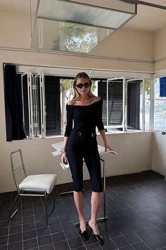 Capri Pants Offwhite | NA-KD Capris Pants Outfit, How To Style Capri Pants, Capri Pants 2024, Black Capris Outfit, Capri Pants Outfits Summer, Black Capri Pants Outfit, Black Pants Outfit Summer, Black Capri Outfits, Pinstripe Pants Outfit