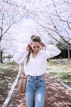 Cherry Blossom Pose Ideas, Blossom Outfit Ideas, Spring Outfits Cherry Blossoms, Cherry Blossom Outfit Ideas, Cherry Blossom Photo Ideas, Japan Spring Outfit, Cherry Blossom Outfit Ideas Korean, Japan Spring Fashion Cherry Blossoms, Spring Blossom Photoshoot