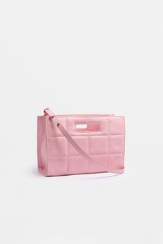 Our QUILTED BAG SMALL in light pink, is an absolute all-rounder for every day. Our tip: Let her do the talking. 
This beauty also hides a functional bonus: an inner canvas pouch, which you can use separately as a beauty bag or a wallet. Small Lady, Matcha Green, Quilted Bag, Canvas Pouch, Beauty Bag, Nappa Leather, Small Bags, You Bag, Leather Handmade