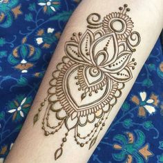 a henna tattoo is on someone's arm