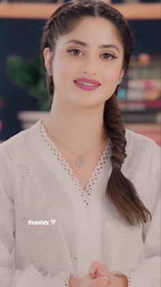 Sajal Ali Hairstyles, Actress Wedding, Sajal Ahad, Makup Looks, Sajal Aly, Simple Prom Hair, Sajal Ali