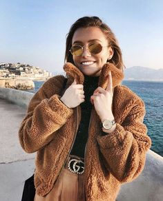 Pretty Outfit Ideas, Preppy Fall Outfits, Cozy Oversized Sweaters, Oversized Sweater Outfit, Living In London, Outfit Ideas For Women, Preppy Fall, Brown Jacket, Brunettes