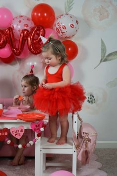 Valentines Birthday Party, Childrens Valentines, Valentinstag Party, Toddler Parties, Simple Diy Projects, Galentines Party, Toddler Valentines, Valentine's Day Decorations, Valentine Theme