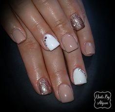 Rose Gold Nails Wedding Brides, Square Nail Designs Wedding, Rose Gold White Nails, White Nails With Rose Gold Glitter, Rose Gold Wedding Nails For Bride, White Rose Gold Nails, Rose Gold Short Nails, Nude Tan Nails, Nude Rose Gold Nails