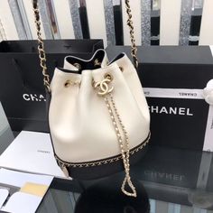 Chanel Bucket Bags, Designer Bucket Bag, Chanel Bucket Bag, Tas Lv, Sac Michael Kors, Chanel 2019, Chanel Outfit