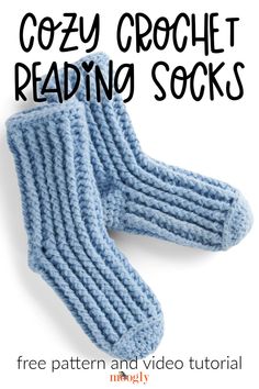 the cozy crochet reading socks pattern is shown with text that reads, cozy crochet reading socks