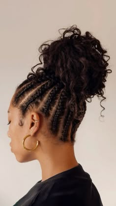 Braided cornrow curly ponytail hairstyle in messy bun. Protective hair, hair, afro hair, feed in braids, braid, canerow, curls, natural hair, black hair, brauded bun, braided ponytail Cornrow Updo On Natural Hair, Braided Bun Styles, Afro Bun, Cornrow Ponytail, Protective Hairstyles For Natural Hair, Tutorial Ideas, Bun Styles, Braided Cornrow Hairstyles