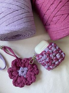 Accessoires pour sac en crochet : tuto dispo sur ma chaîne youtube 🌸 Crochet Pom Pom, Art Au Crochet, Crochet Diy Tutorial, Hand Beaded Bag, Crochet Fairy, Yarn Knitting, Beaded Bag, Diy Crochet Projects, Crochet Art