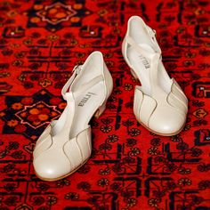 Made in Turkey. Retro women's vintage white shoes made of genuine leather. Premium quality soft leather is used. Inspired of 1950's fashion. It is super comfortable thanks to its ergonomic, perfectly balanced heels and leather insole which is fully padded. They will also perfectly match your dresses and knee-length skirts. This elegant shoes invite you to experience your most feminine energy, poise and power. Handmade by skilled artisans in Istanbul with minimal stitches, naturally treated leath Vintage Beige Flat Heels, Elegant White Heels With Rubber Sole, Retro Round Toe Heels For Wedding, 60s Shoes Women, Vintage Closed Toe Leather Shoes For Spring, Retro Mary Janes With Rubber Sole, Classic Cream Closed Toe Wedding Shoes, Retro Almond Toe Wedding Heels, Retro Spring Leather Shoes With Leather Sole