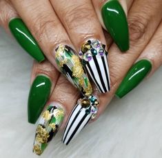 Green nails Green Animal Print Nails, Bb Nails, Short Winter Nails, Nail Designs For Winter, Fierce Nails, Fantastic Nails, Almond Nail Designs, Nail Artwork, Bling Nail Art