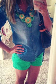 Chambray, jade green shorts, and statement necklace. Fashion Friday, Green Coat, Looks Chic, Chino Shorts, Spring Summer Outfits, Moda Fashion, Denim Shirt