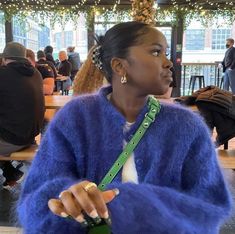 Royal Blue Bag Outfit, Mohair Outfit, Color Blocking Outfits, Brunch Date, Button Up Sweater, Winter Fits, Mode Inspo, Fashion Killa