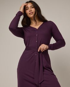 An evolution of our former Amalya Dress, the Bria is designed to be styled your way. Button it up or wear it open as a duster, add the belt or skip it, dress it up or down—whatever you choose, be ready for the compliments to roll in. - Long midi length (46" on size M)- Soft V-neckline- Optional belt- Inseam pockets Sizing Tip: Unbelted, the Bria dress is a regular fit. Not too snug or too loose. Has a little extra ease to skim over the body. Tunic Leggings, Button Front Dress, Short Leggings, Tops For Leggings, Long Tops, Vest Jacket, Sweater Hoodie, Capsule Wardrobe, Merino Wool